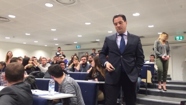 Εντονη αντιπαράθεση Γεωργιάδη με φοιτητές στο Imperial College