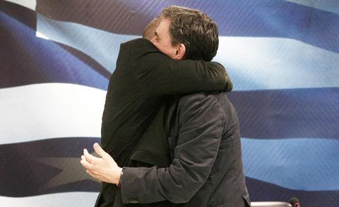 O Γιάνης Βαρουφάκης παρέδωσε το υπουργειο στον Τσακαλώτο