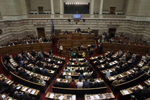 Αγώνας δρόμου για να περάσουν από τη Βουλή τα προαπαιτούμενα