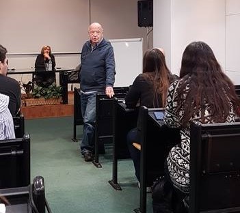 Ο Μίμης Πλέσσας,  μαθητής στα ΙΕΚ ΑΚΜΗ