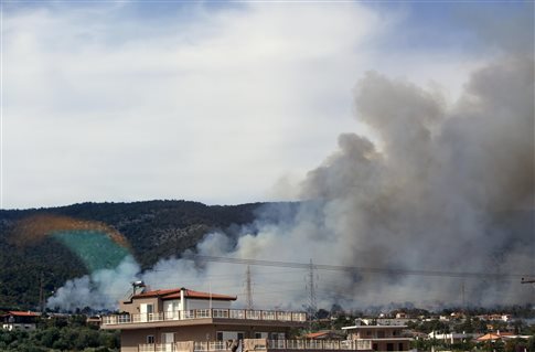 Πυρκαγιά κοντά σε σπίτια στους Αγίους Θεοδώρους