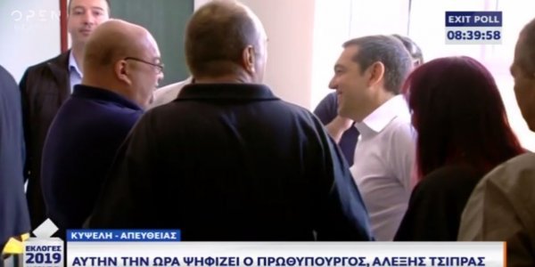 Εκπληξη περίμενε τον Αλέξη Τσίπρα στο εκλογικό του τμήμα στην Κυψέλη…