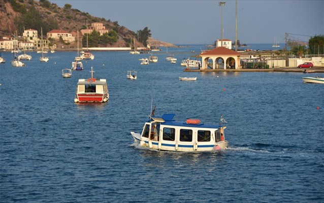 Poros limani barkes