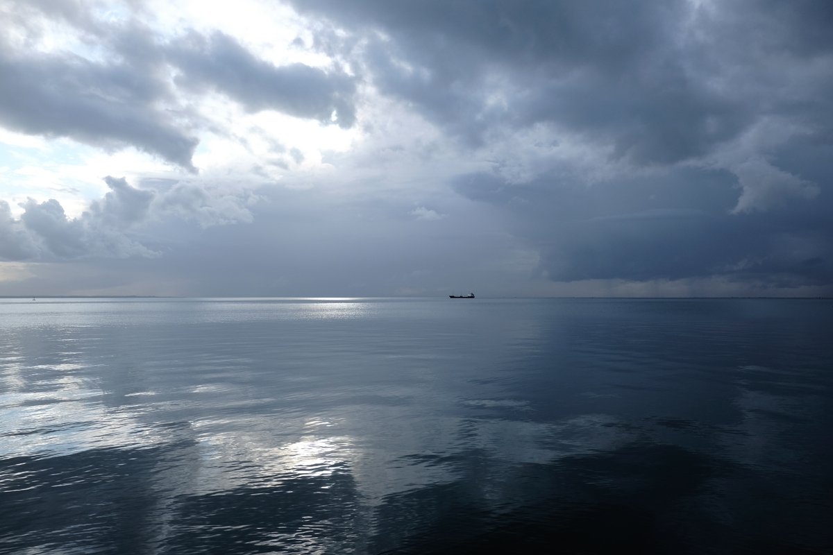 Greece; thessaloniki; after the rain; cloudy; daily life; promenade; rainy; sea; seafront; ship; waterfront; winter; Ελλάδα; Θερμαϊκός; Θεσσαλονίκη; απόγευμα; εμπορικό; θάλασσα; καθημερινότητα; καιρός; καράβι; μετά την βροχή; μουντός; ορίζοντας; παραλία; πλοίο; συννεφιά; χειμώνας;