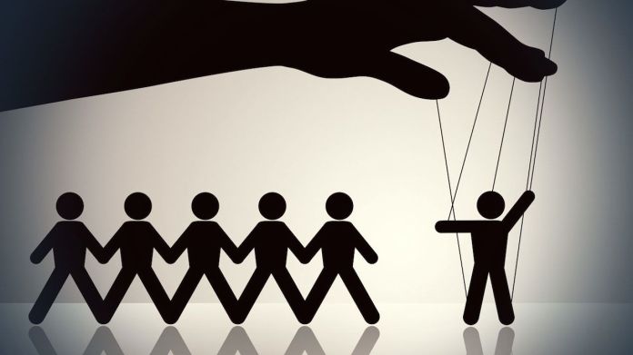 Ti kanei mia kali kubernisi gia na elegksei tin eksousia kai ton lao