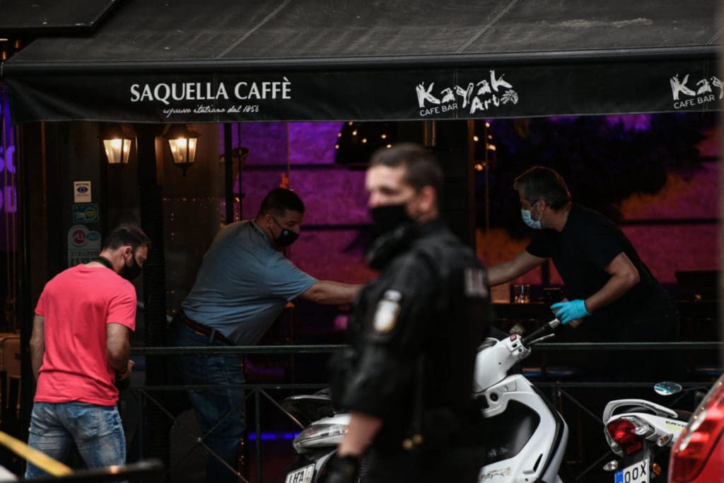 ΠΥΡΟΒΟΛΙΣΜΟΙ ΜΕ ΕΝΑΝ ΝΕΚΡΟ ΣΕ ΚΑΦΕΤΕΡΙΑ ΣΤΑ ΣΕΠΟΛΙΑ (eurokinissi/ΤΑΤΙΑΝΑ ΜΠΟΛΑΡΗ)