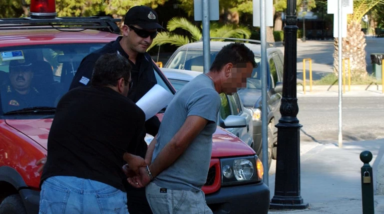 Dekatreis empristes sullambanontai kata meso oro kathe mina w hr