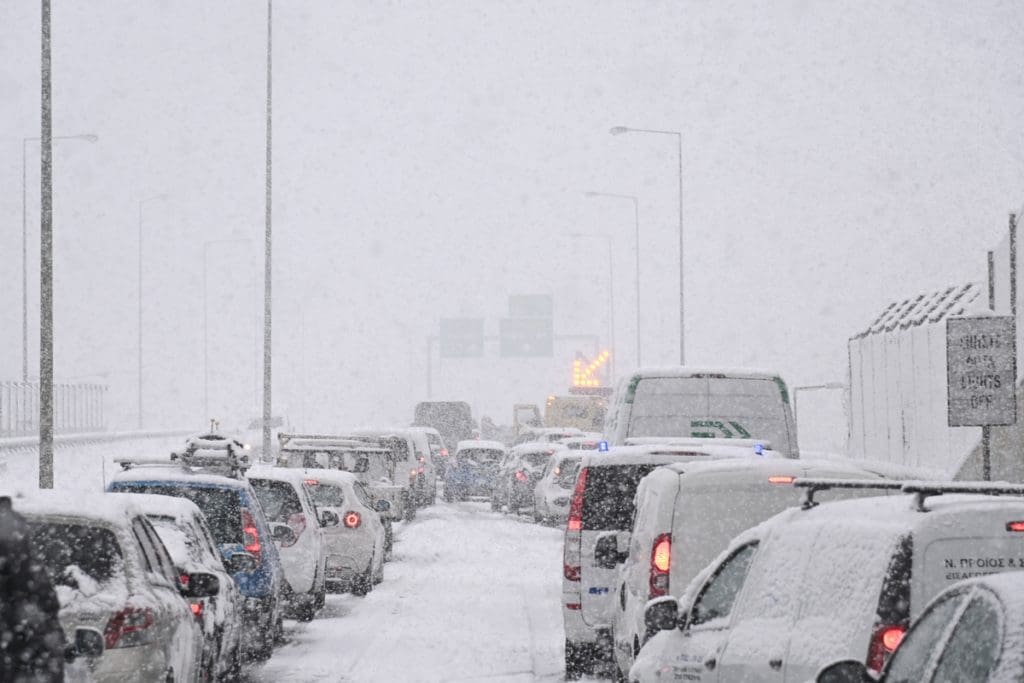 Athens; attica; attiki odos; elpida; greece; cars; cold; cold front; immobilized cars; snow; snowfall; winter; Αθήνα; Αττική οδός; ακινητοποιημένα οχήματα; αμάξια; αυτοκίνητα; αυτοκινητόδρομος; σταματημένα; χειμώνας; χιονόπτωση; χιόνι; χιόνια; κακοκαιρία Ελπίδα; weather; cold weather front; heavy snowfall; ισχυρή χιονόπτωση; Ψυχρό μέτωπο; ψύχος;