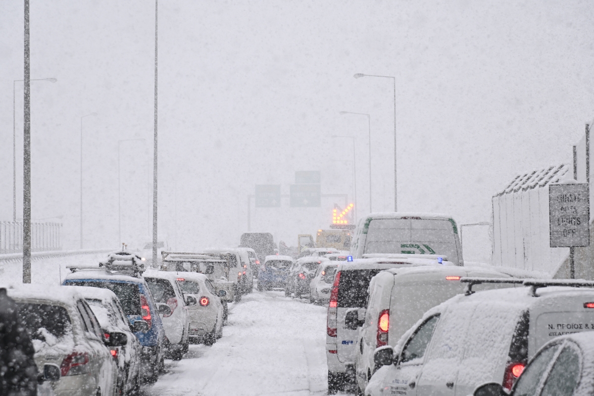 Athens; attica; attiki odos; elpida; greece; cars; cold; cold front; immobilized cars; snow; snowfall; winter; Αθήνα; Αττική οδός; ακινητοποιημένα οχήματα; αμάξια; αυτοκίνητα; αυτοκινητόδρομος; σταματημένα; χειμώνας; χιονόπτωση; χιόνι; χιόνια; κακοκαιρία Ελπίδα; weather; cold weather front; heavy snowfall; ισχυρή χιονόπτωση; Ψυχρό μέτωπο; ψύχος;