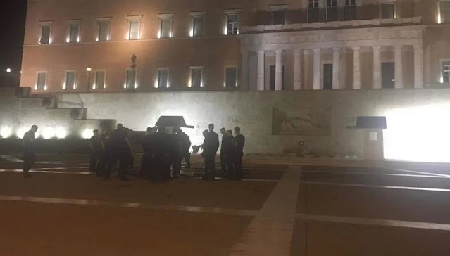 Synagermos syntagma synelifthi andras karampina mprosta tin voyli