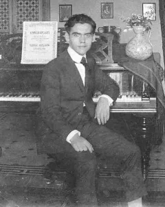 Federico garcia lorca al piano granada 1919 coleccion fundacion federico garcia lorca