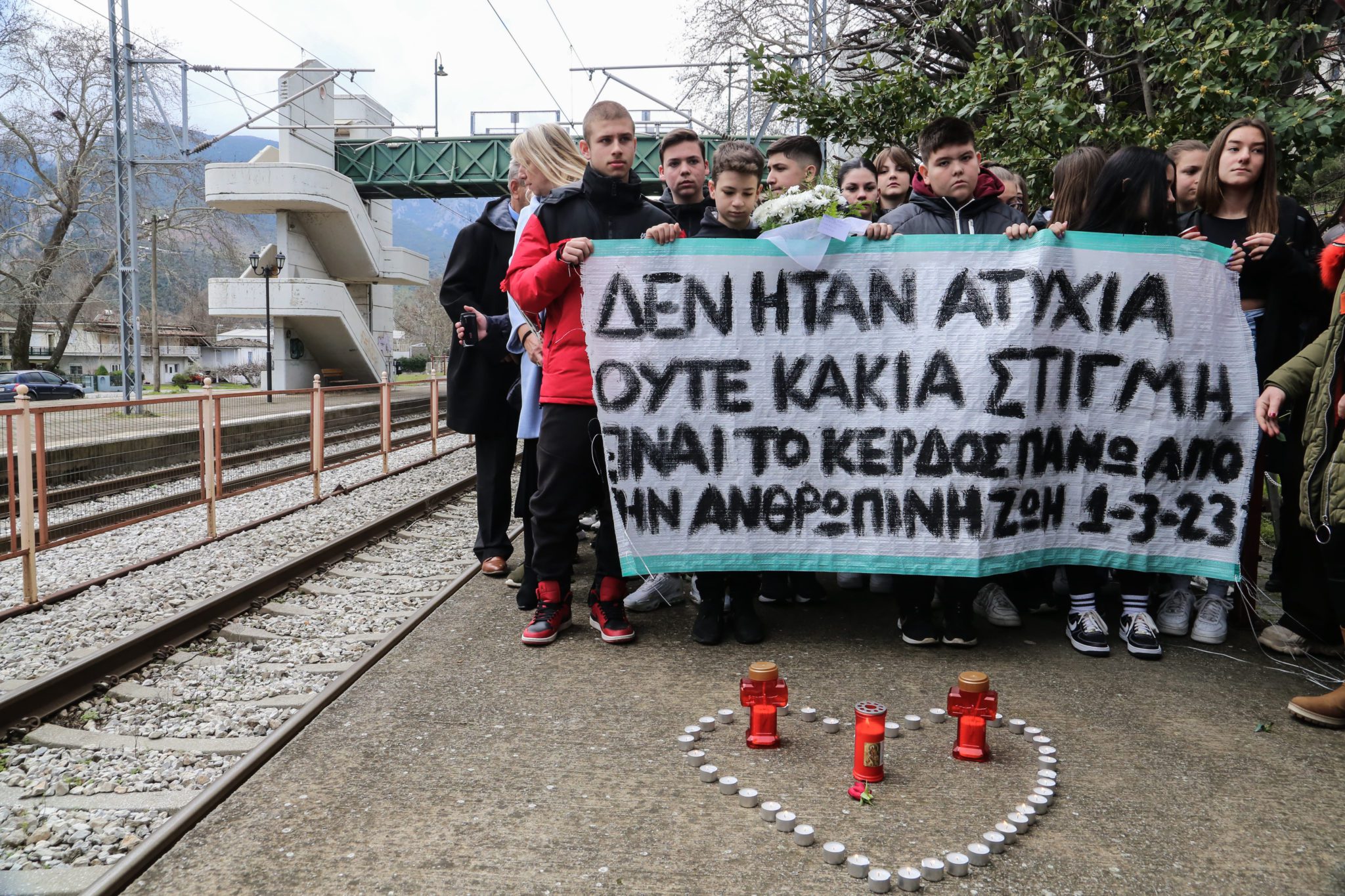ΣΥΓΚΕΝΤΡΩΣΗ ΑΠΟ ΓΟΝΕΙΣ ΚΑΙ ΜΑΘΗΤΕΣ ΣΤΟΝ ΣΙΔΗΡΟΔΡΟΜΙΚΟ ΣΤΑΘΜΟ ΡΑΨΑΝΗΣ ΛΑΡΙΣΑΣ (ΛΕΩΝΙΔΑΣ ΤΖΕΚΑΣ/eurokinissi)