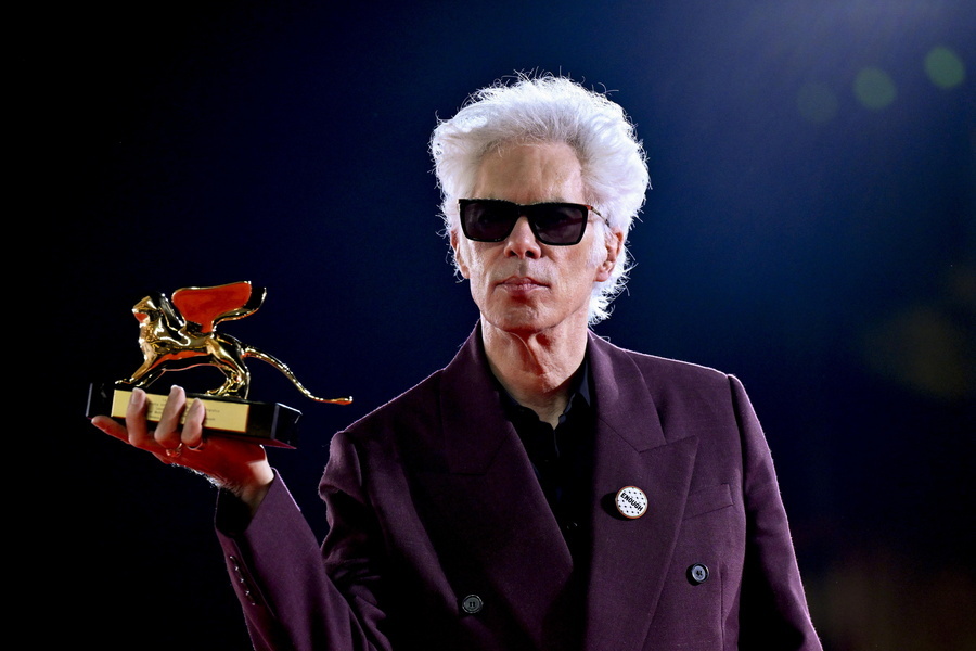 Us director jim jarmusch poses with his golden lion
