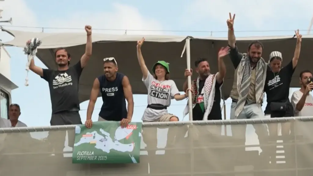 La global sumud flotilla reanuda su viaje hacia gaza tras permanecer varado en el puerto de barcelon da39 2