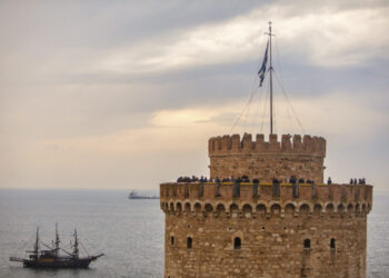 [364531] θεσσαλονικη επαρση της σημαιας στον λευκο πυργο παρουσια της προεδρου της ελληνικης δημοκρατιας κατερινας σακελλαροπουλου