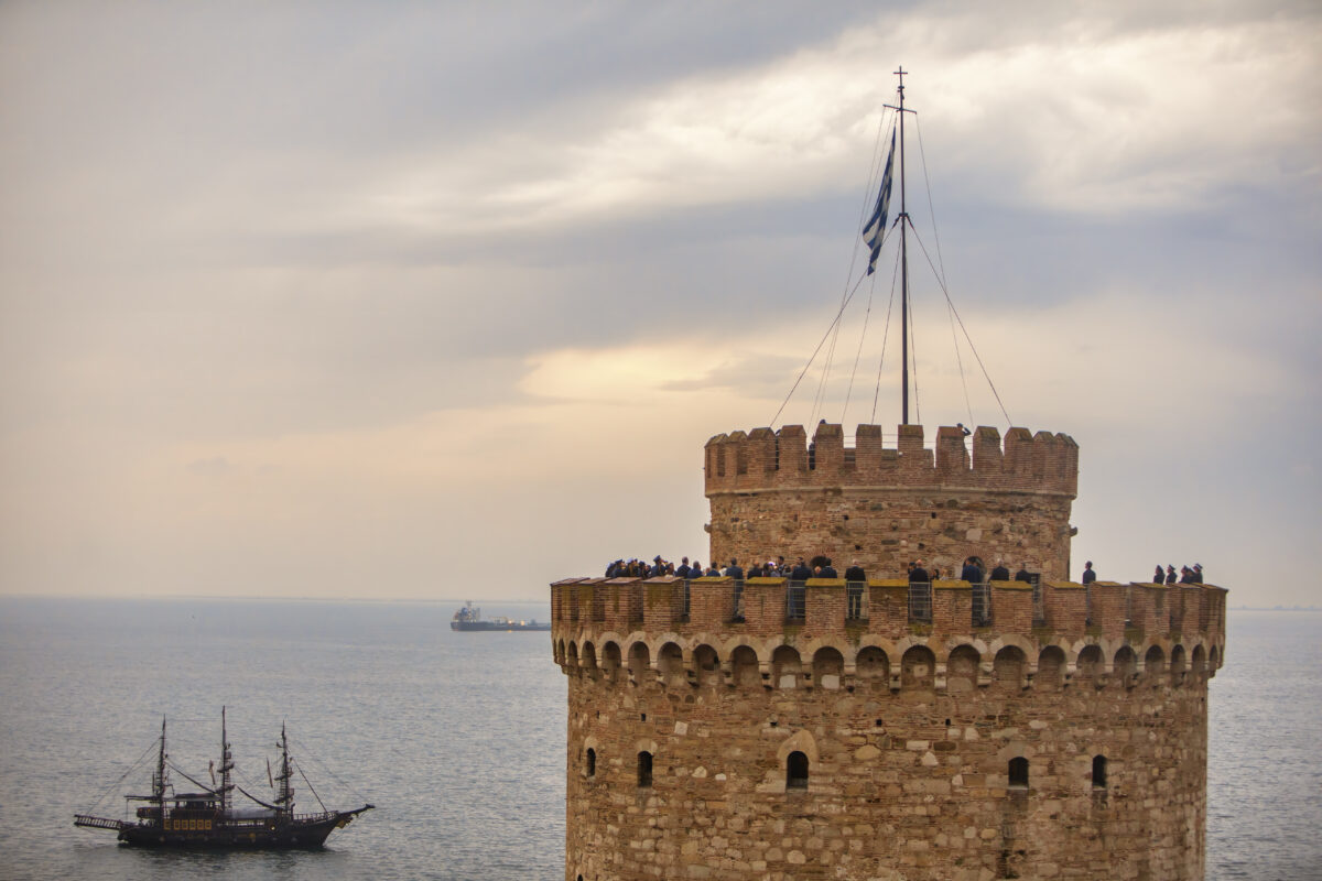 [364531] θεσσαλονικη επαρση της σημαιας στον λευκο πυργο παρουσια της προεδρου της ελληνικης δημοκρατιας κατερινας σακελλαροπουλου